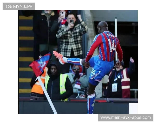 曼联球员在训练中参与定位球进攻演练，战术多样化