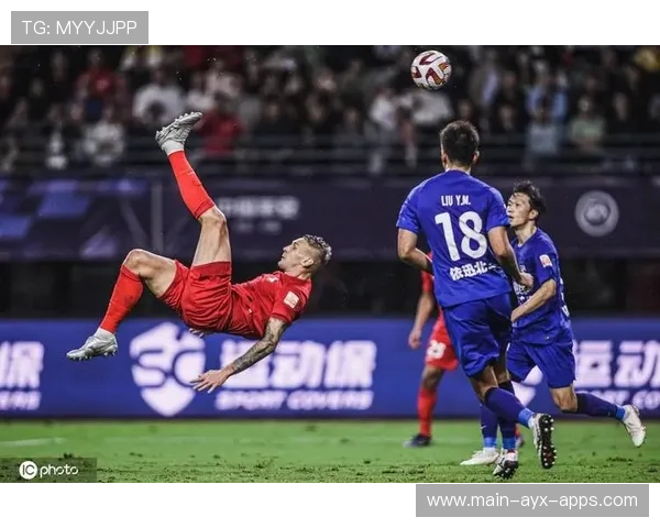 比赛精彩瞬间：足球“倒钩进球”震撼全场！